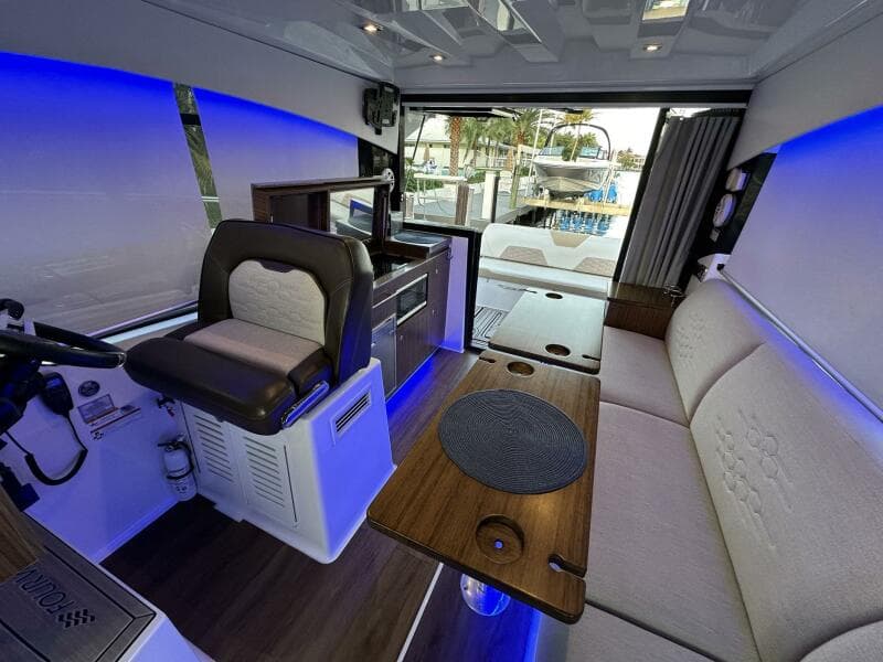 2020 Four Winns Vista 355 Coupe