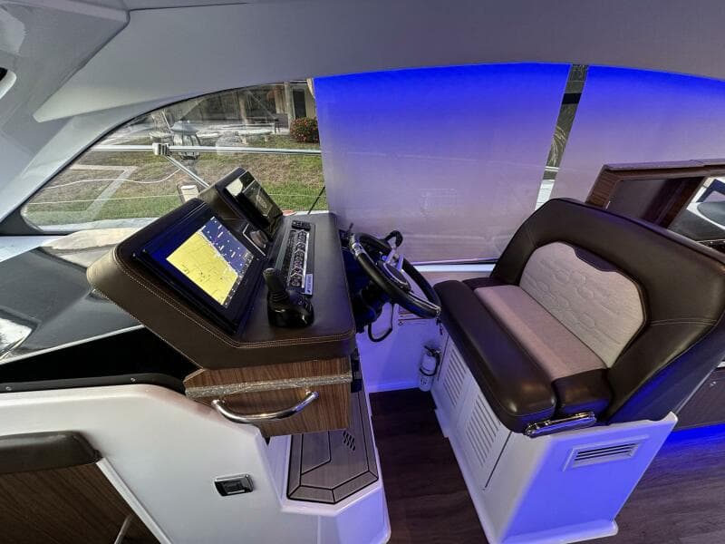 2020 Four Winns Vista 355 Coupe