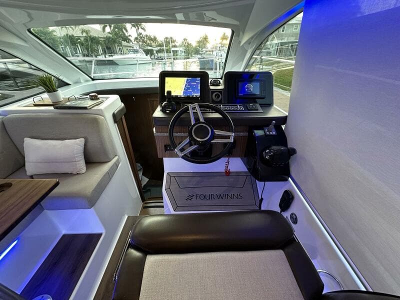 2020 Four Winns Vista 355 Coupe