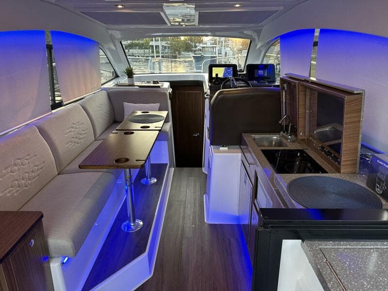 2020 Four Winns Vista 355 Coupe