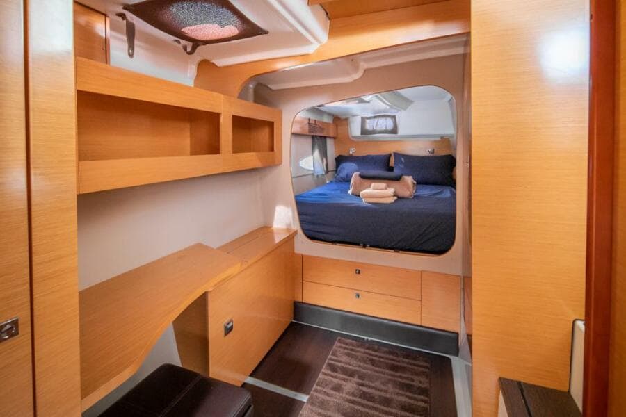 2013-fountaine-pajot-lipari-41-sail-9392749-20240517061425244-1_XLARGE.jpg