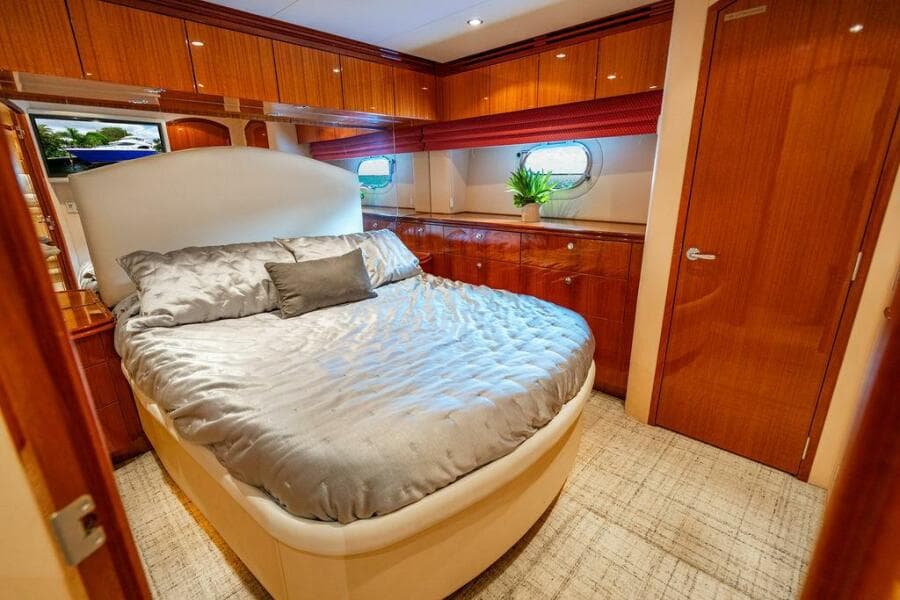 2007 Hatteras Enclosed Bridge MY