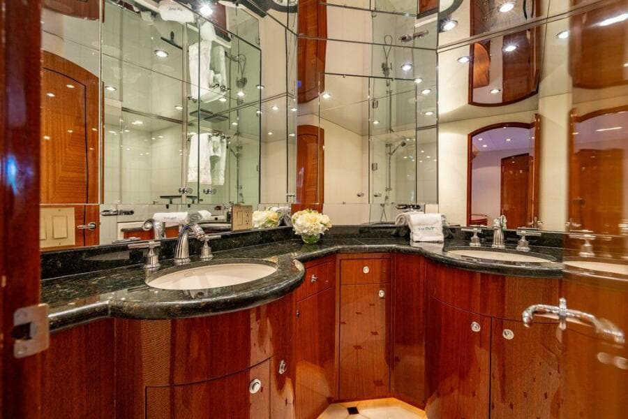 2007 Hatteras Enclosed Bridge MY