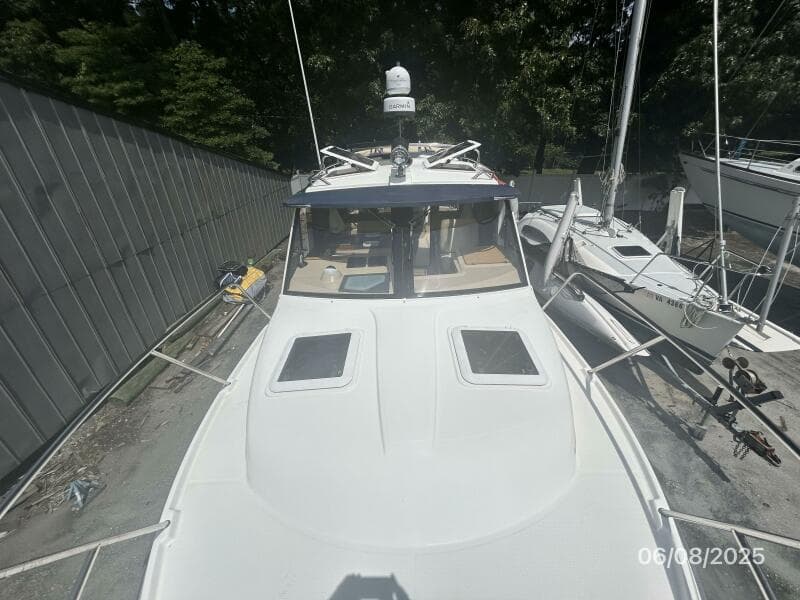 28' Cutwater foredeck aft