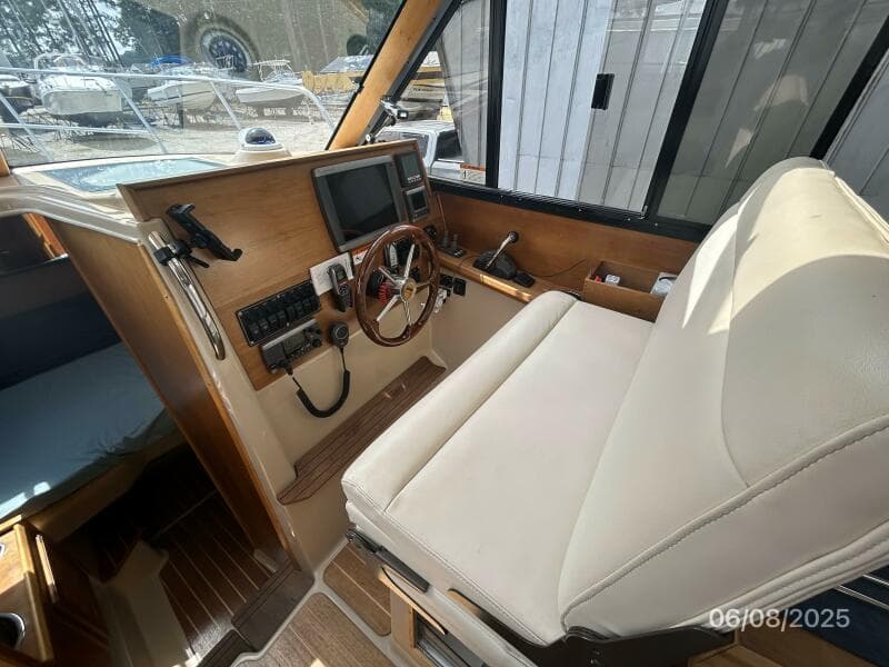 28' Cutwater helm1