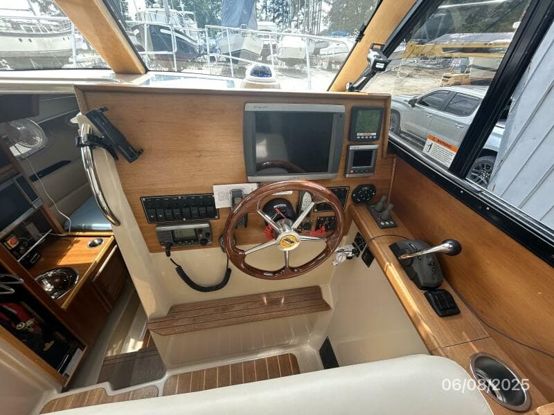 28' Cutwater helm2