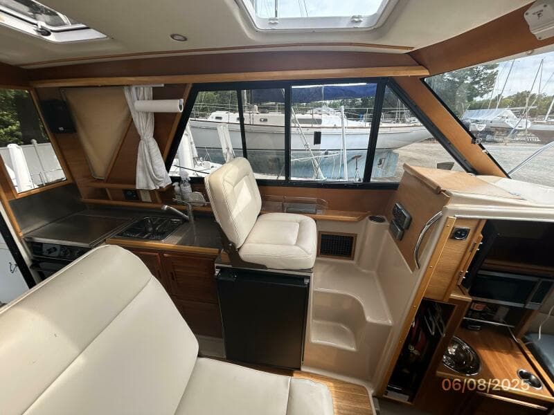 28' Cutwater salon port