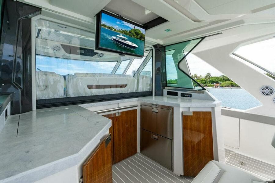 2025 Tiara Yachts 48 LS