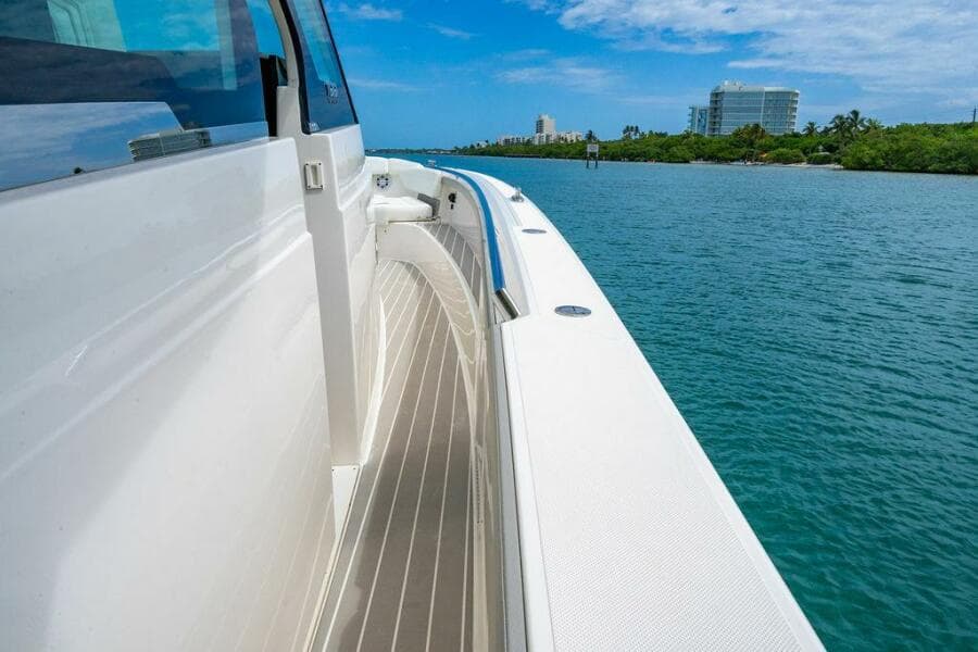 2025 Tiara Yachts 48 LS