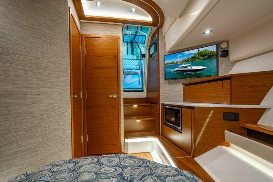 2025 Tiara Yachts 48 LS