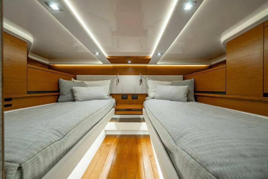 2025 Tiara Yachts 48 LS