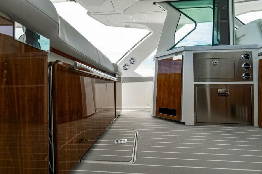 2025 Tiara Yachts 48 LS