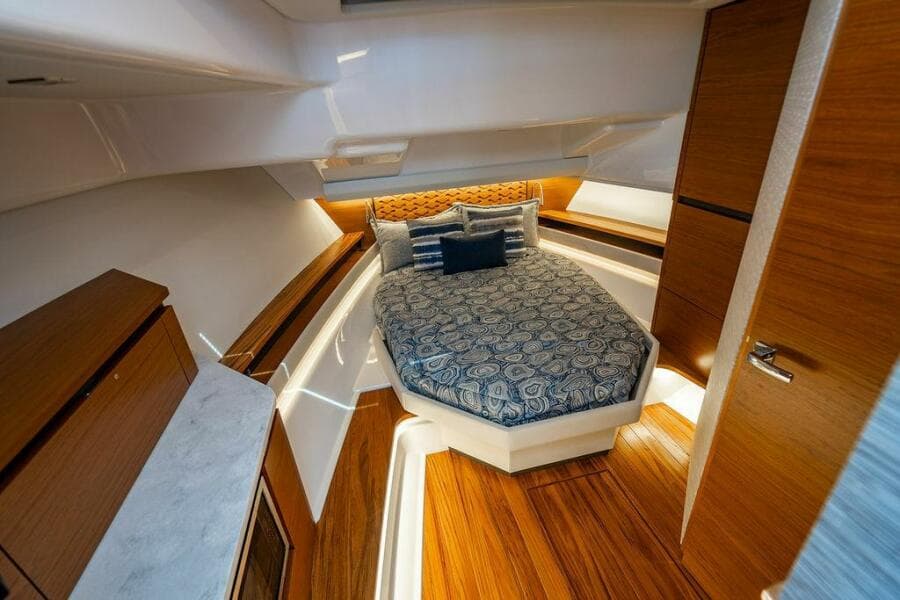 2025 Tiara Yachts 48 LS