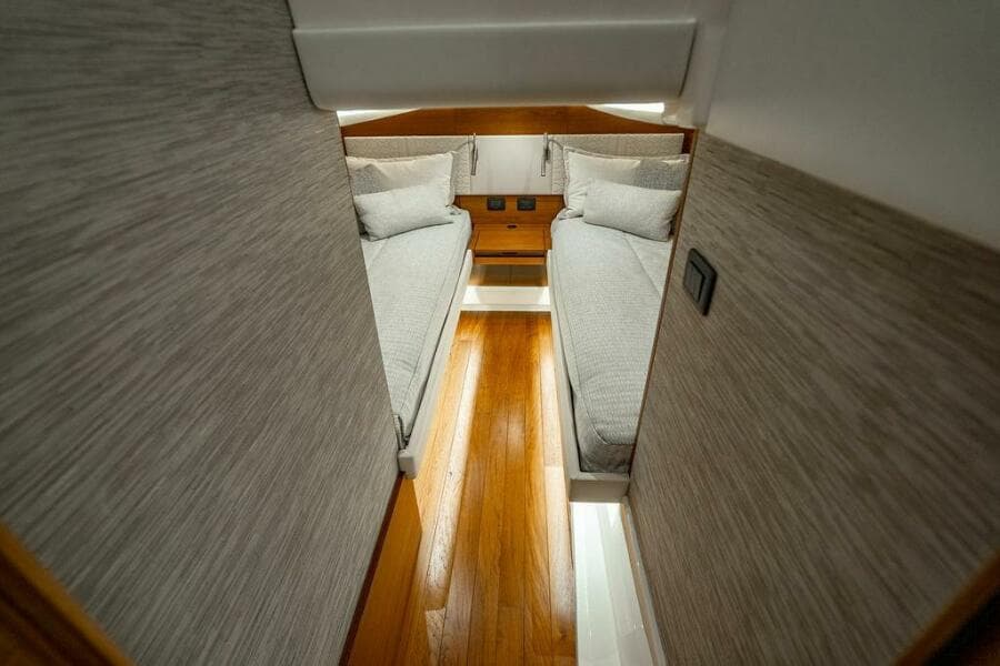2025 Tiara Yachts 48 LS