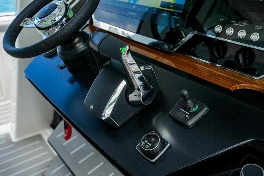 2025 Tiara Yachts 48 LS