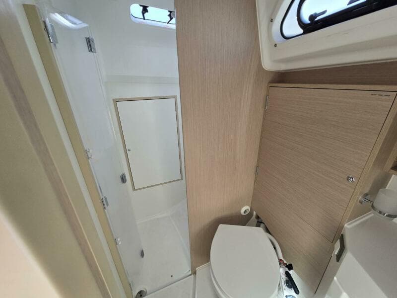 Head with Shower Compartment