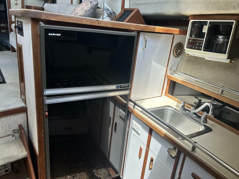 1985 Carver 3207