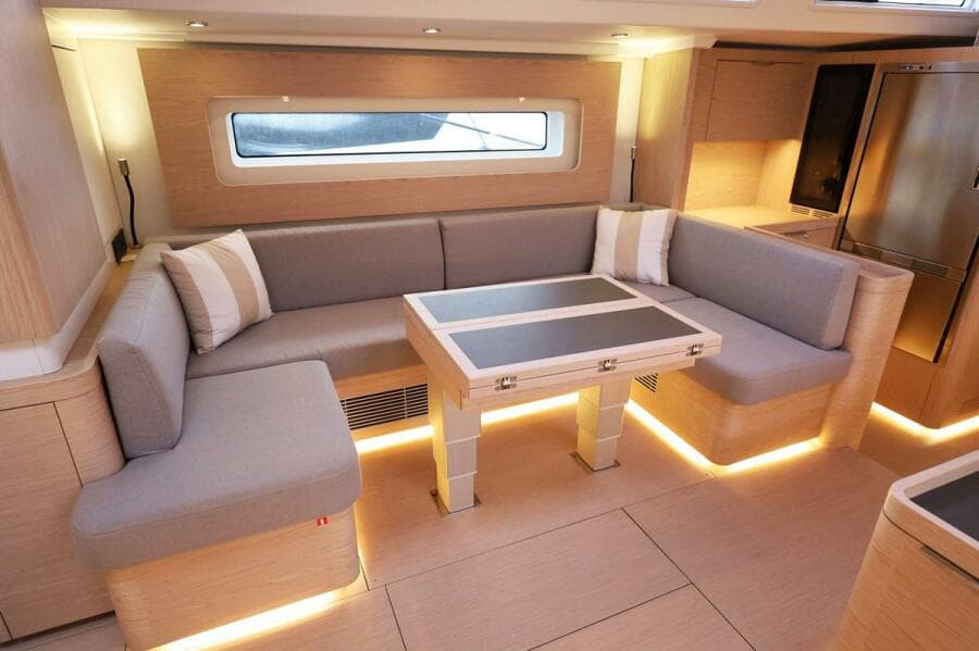 Salon Dining Settee