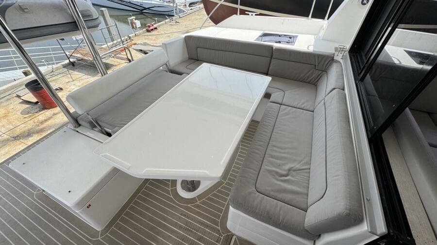Aft Cockpit U-shaped Settee