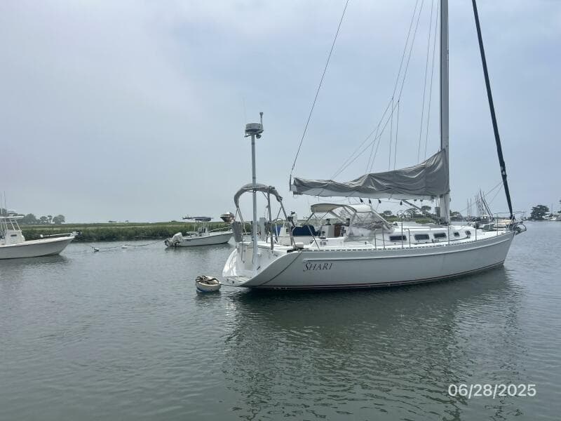 40' Freedom starboard aft profile