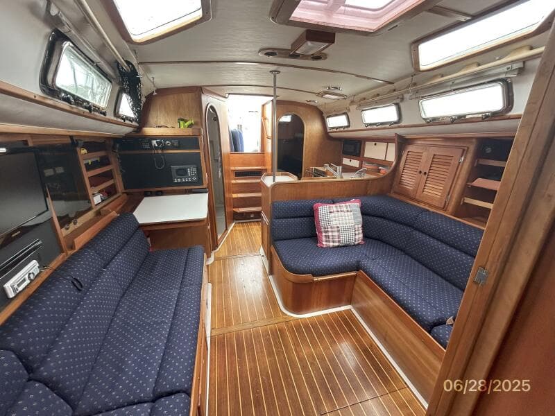 40' Freedom salon aft