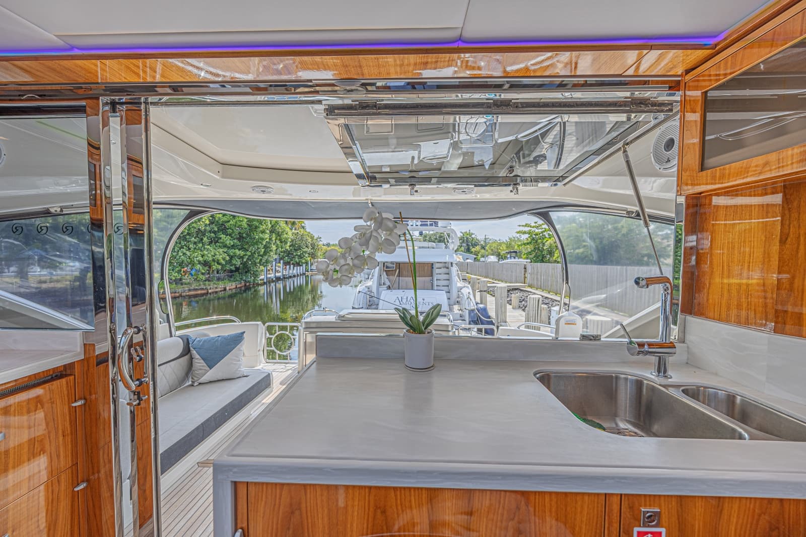 2021 Riviera 6000 Motor Yacht