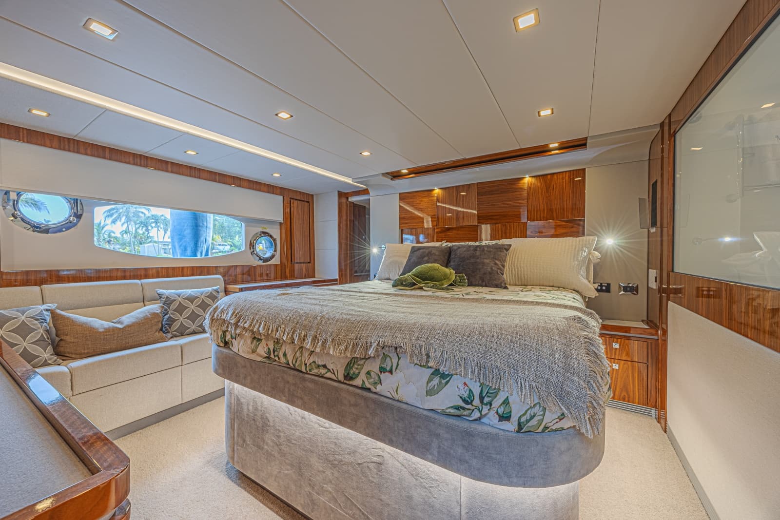 2021 Riviera 6000 Motor Yacht