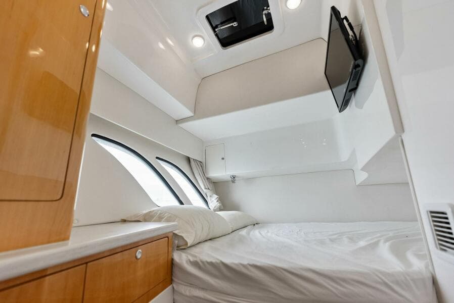 2018 Intrepid 430 Sport Yacht
