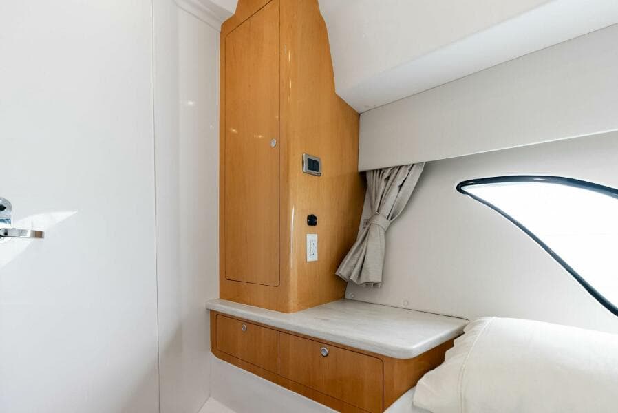 2018 Intrepid 430 Sport Yacht