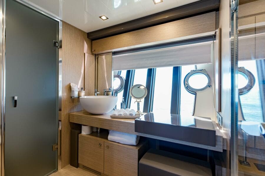 2017 Ferretti Yachts 750