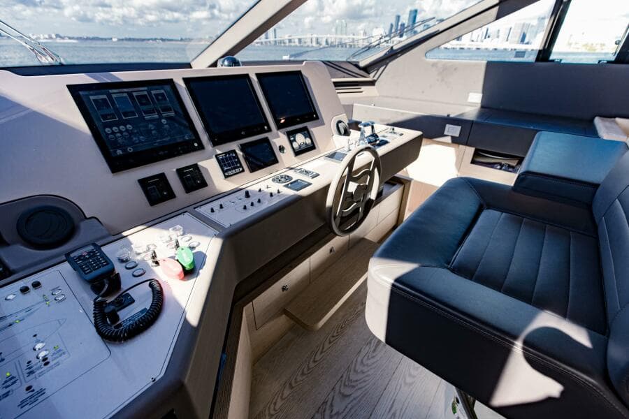 2017 Ferretti Yachts 750