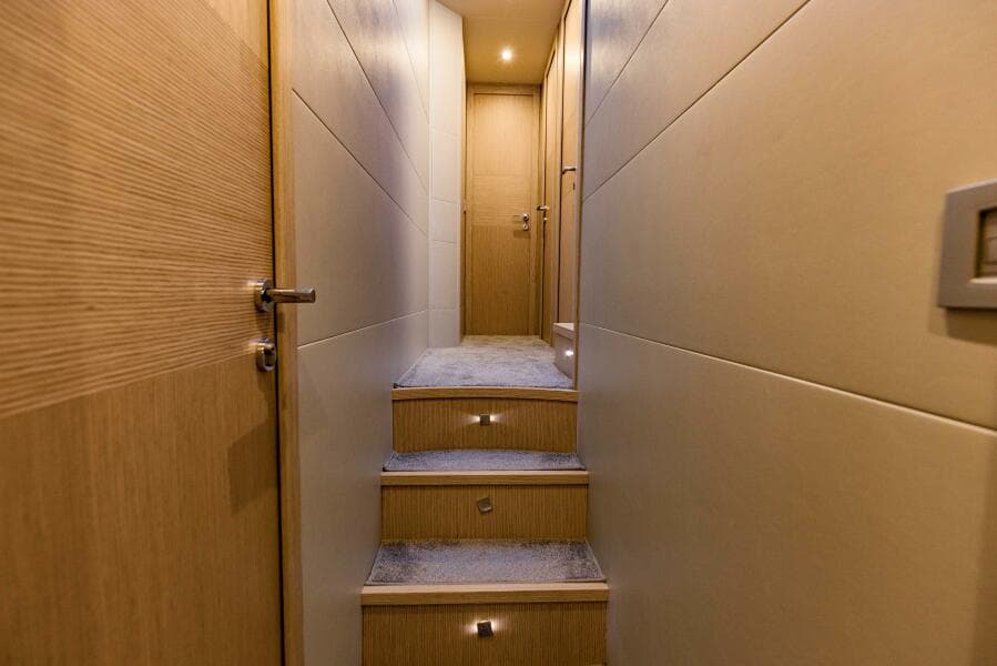 2017 Ferretti Yachts 750