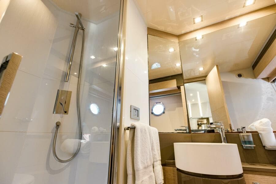 2017 Ferretti Yachts 750