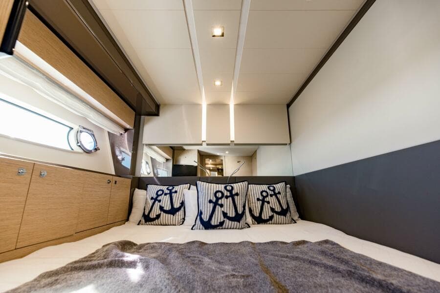2017 Ferretti Yachts 750