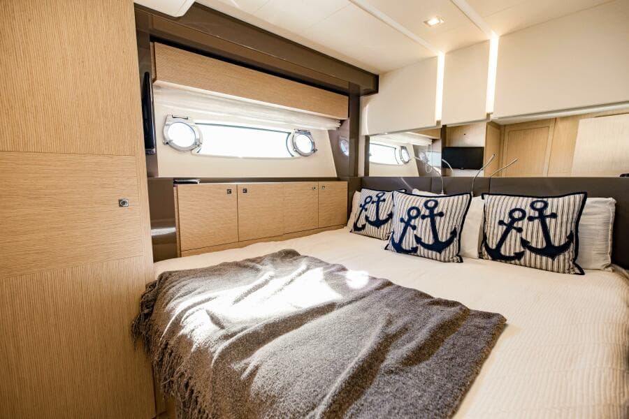 2017 Ferretti Yachts 750