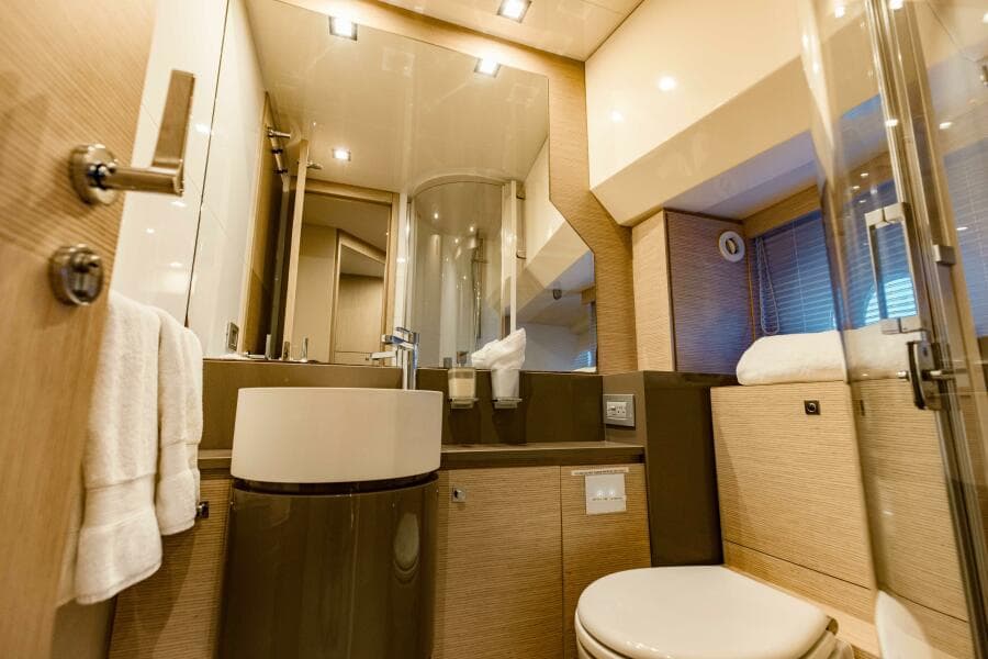 2017 Ferretti Yachts 750
