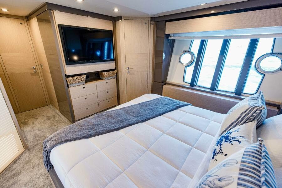 2017 Ferretti Yachts 750