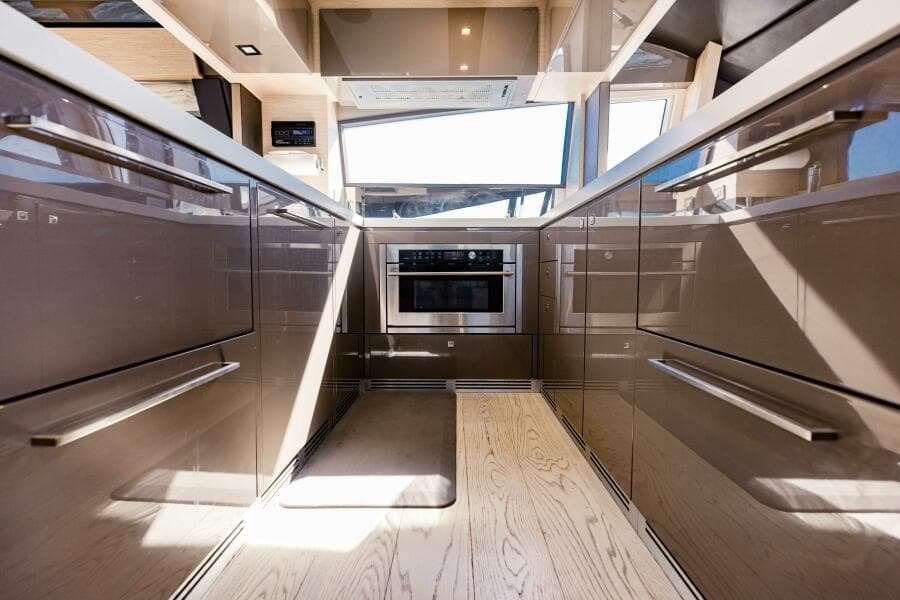 2017 Ferretti Yachts 750