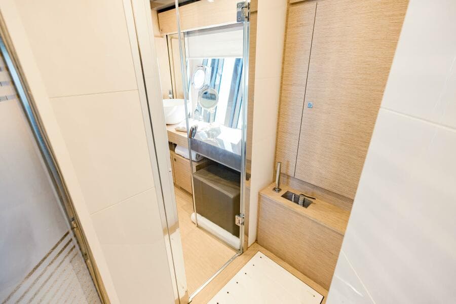 2017 Ferretti Yachts 750
