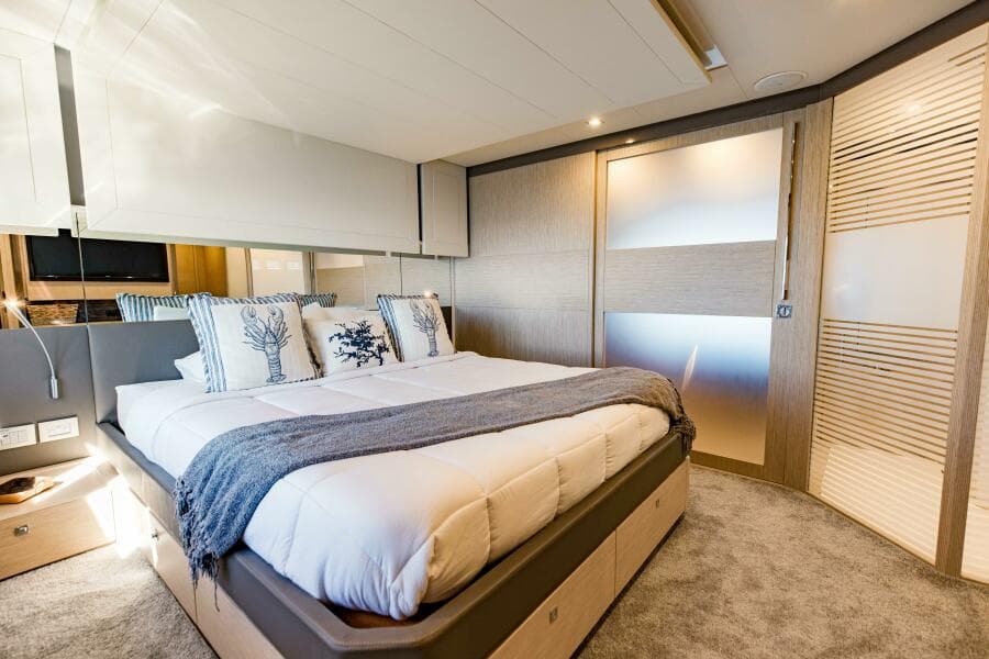 2017 Ferretti Yachts 750