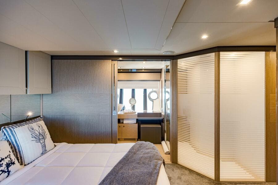 2017 Ferretti Yachts 750
