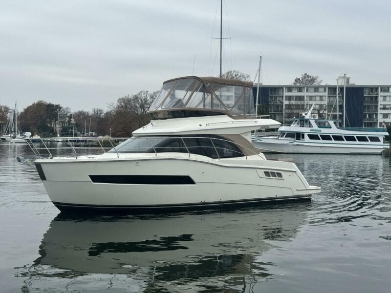 2016 Carver C34 Command Bridge