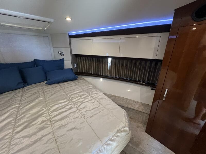 2016 Carver C34 V-Berth Starboard Side