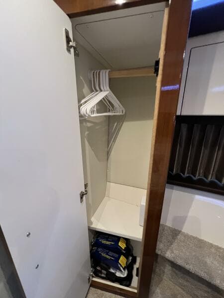 2016 Carver C34 Aft Stateroom Closet