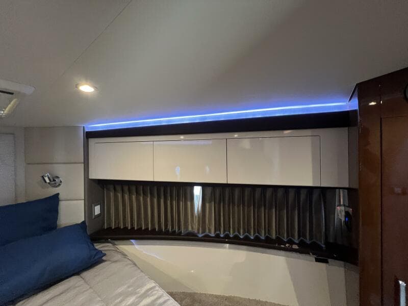 2016 Carver C34 V-Berth Starboard Windows