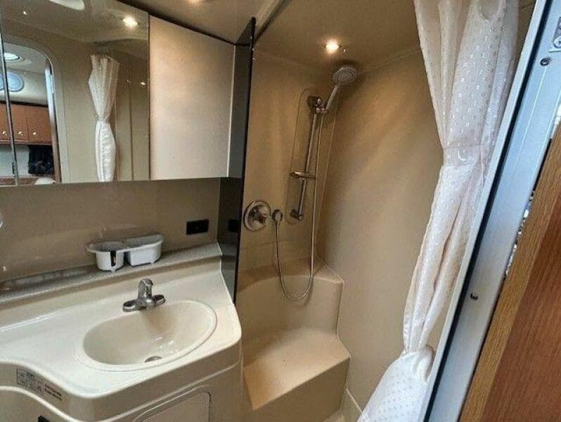 2004 Cruisers Yachts 340 Express