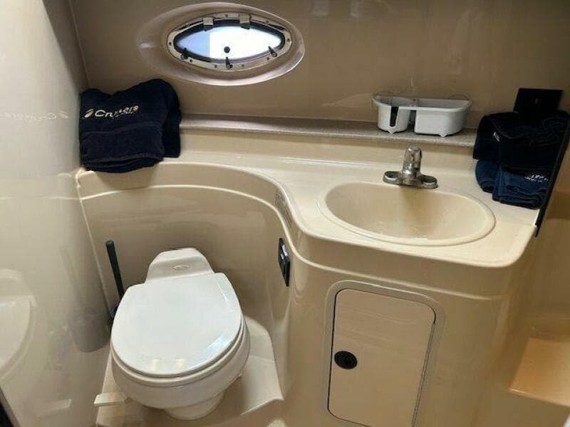 2004 Cruisers Yachts 340 Express
