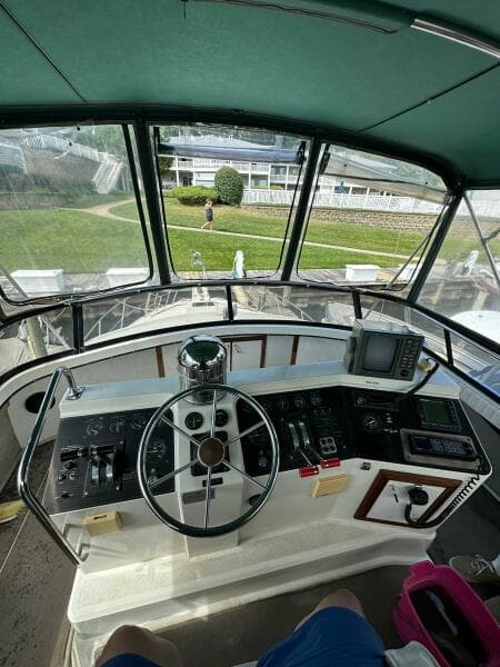 1991 Carver 3807 Aft Cabin