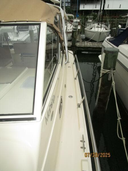 34' Mainship port side deck