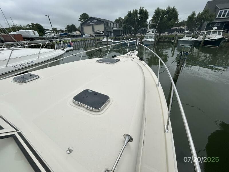 34' Mainship foredeck1